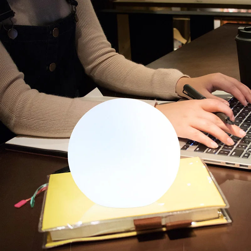 Farveskiftende LED Kuglelampe | Genopladelig Bordlampe