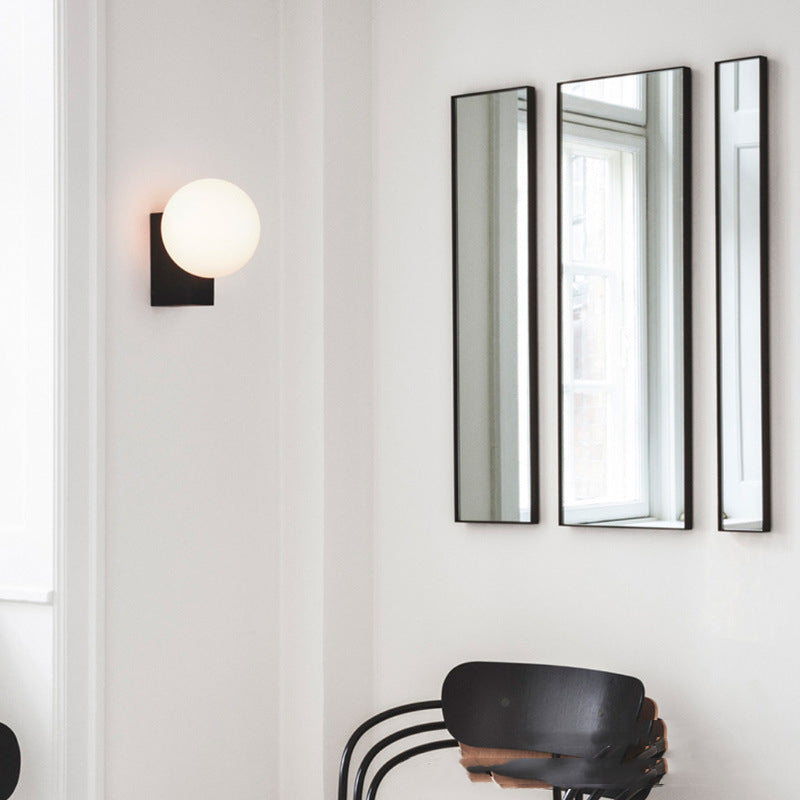 Minimalistisk Væglampe | Metal og Glas Kugle Design