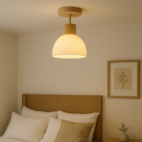 Moderne Loftlampe | Rillet Glas & Trædetaljer