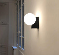 Minimalistisk Væglampe | Metal og Glas Kugle Design