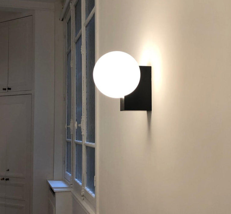 Minimalistisk Væglampe | Metal og Glas Kugle Design