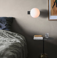 Minimalistisk Væglampe | Metal og Glas Kugle Design