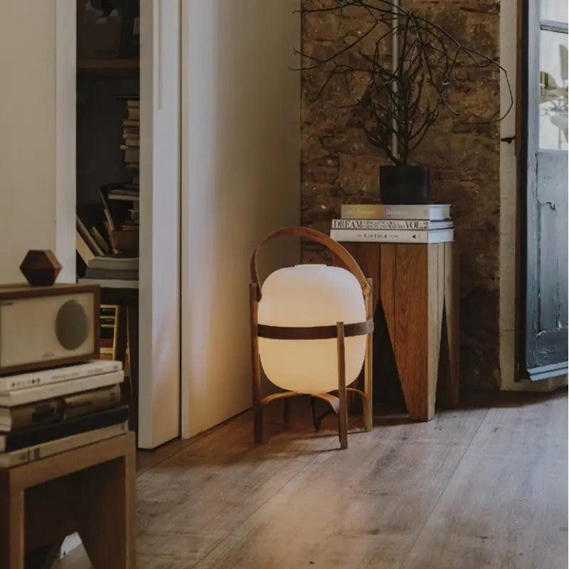 Træ Bordlampe med Opalineglas | Naturlig Design